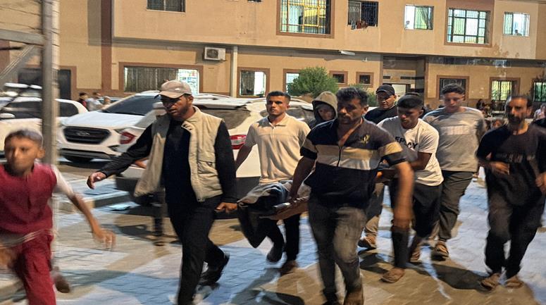 نقل جثامين ثلاثة  شهداء وعدداً من المصابين إلى مجمع ناصر الطبي، عقب استهداف خيمة في مخيم البراق غرب مدينة خان يونس جنوب قطاع غزة
